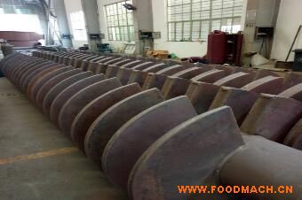 ���~����C